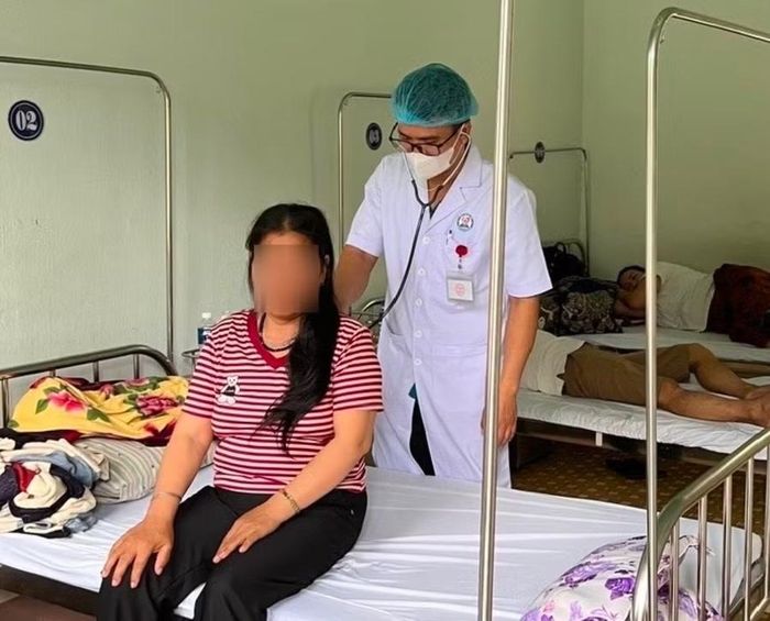 Hiện còn 57 trường hợp vụ nghi ngộ độc thực phẩm sau ăn bánh mì Bin Bin đang tiếp tục được theo dõi, điều trị tại Trung tâm Y tế An Khê. Ảnh: Như Nguyện