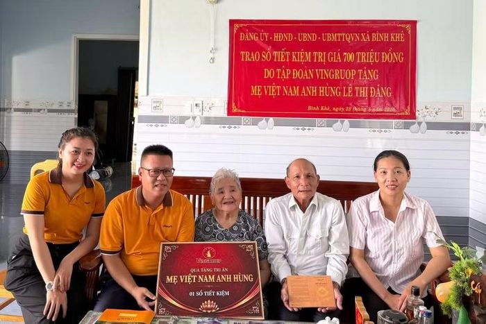  Xã Bình Khê phối hợp với Tập đoàn Vingroup trao sổ tiết kiệm trị giá 700 triệu đồng tặng Mẹ Việt Nam anh hùng Lê Thị Đặng. Ảnh: Úc Ly 