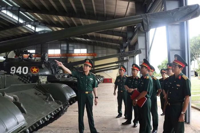  Đoàn công tác của Quân đoàn 34 kiểm tra công tác thực hiện các nhiệm vụ tại Lữ đoàn Tăng 273. Ảnh: N.T 