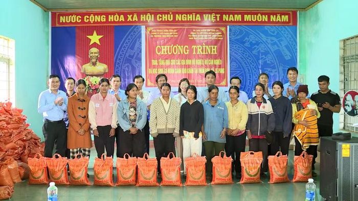 Lãnh đạo các đơn vị tặng quà cho các hộ có hoàn cảnh khó khăn thôn Roh, xã Lơ Pang. Ảnh: Minh Hoàng