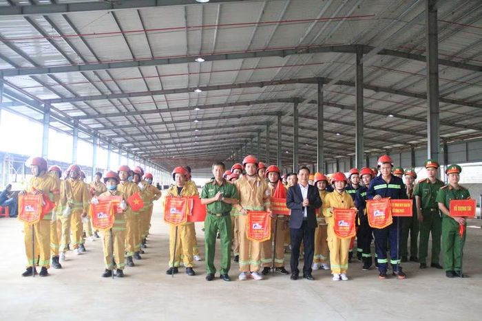 Ban Tổ chức trao cờ lưu niệm cho các đội tham gia hội thi. Ảnh: Hoàng Hoài