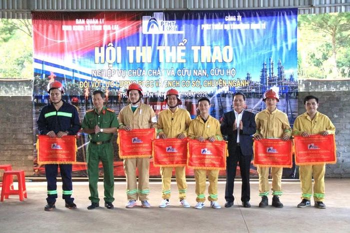 Ban Tổ chức trao giải toàn đoàn cho các đội thi. Ảnh: Hoàng Hoài
