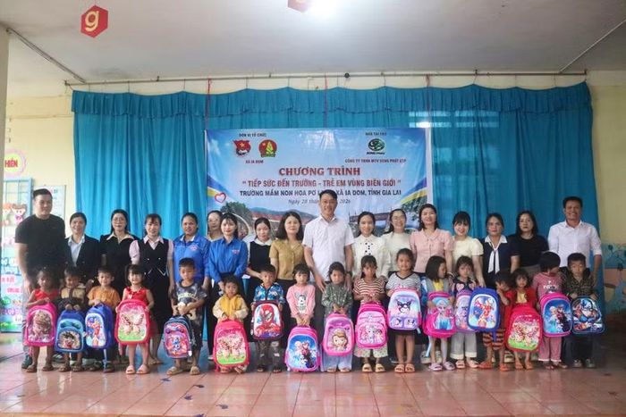 Ban tổ chức trao quà cho học sinh có hoàn cảnh khó khăn trên địa bàn xã Ia Dom. Ảnh: Lạc Hà