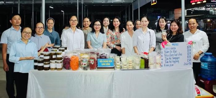  Gian hàng của Tiểu chủng viện Làng Sông tại “Phiên chợ số - Chuyển đổi xanh” xã Tuy Phước. Ảnh. Đinh Yến 