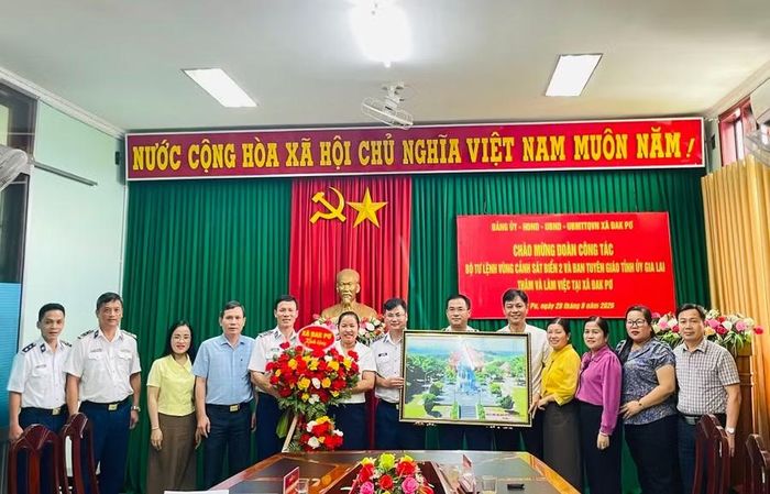  Đoàn công tác Bộ Tư lệnh Vùng Cảnh sát biển 2 tặng quà lưu niệm cho xã Đak Pơ. Ảnh: N.T 
