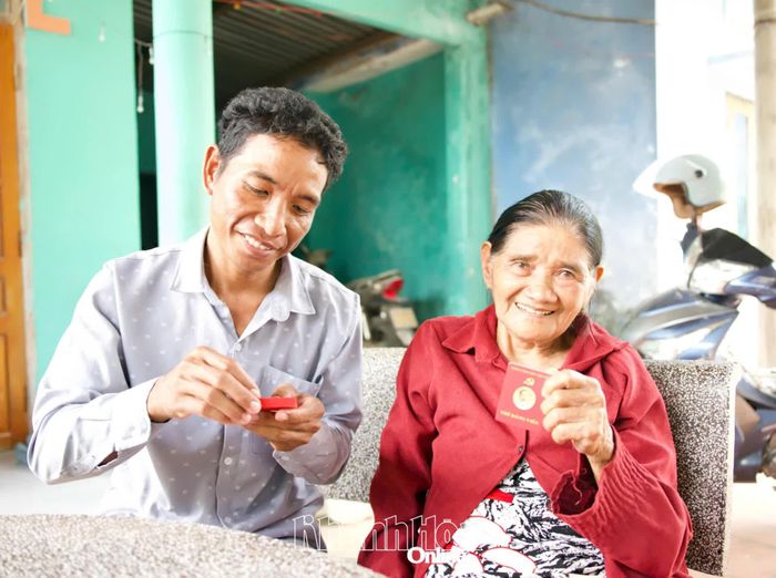 Bà Chamaléa Thị Hoa kể về những huy hiệu, huân chương được trao tặng trong quá trình tham gia cách mạng.