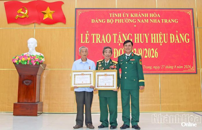 Thiếu tướng Nguyễn Túy - Ủy viên Ban Thường vụ Tỉnh ủy, Chỉ huy trưởng Bộ Chỉ huy Quân sự tỉnh trao Huy hiệu 60 năm tuổi Đảng cho Anh hùng Lực lượng vũ trang nhân dân Nguyễn Đức Quân (ở giữa).