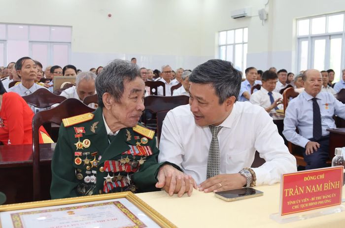 Lãnh đạo Đảng ủy phường Nam Nha Trang thăm hỏi sức khỏe Anh hùng Lực lượng vũ trang nhân dân Nguyễn Đức Quân.