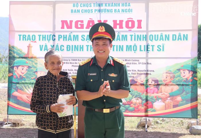 Lãnh đạo Ban Chỉ huy Quân sự phường tặng quà cho bà Nguyễn Thị Tám.