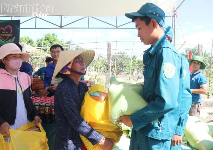 Chiến sĩ Ban Chỉ huy Quân sự phường trao gạo cho người dân.