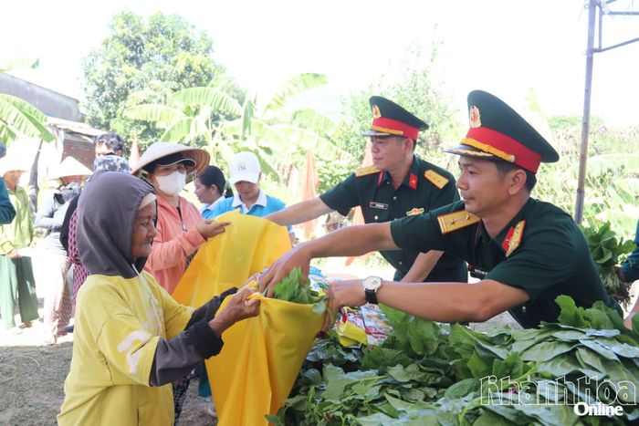 Những phần rau được tặng tại chương trình do cán bộ, chiến sĩ Ban Chỉ huy Quân sự phường tăng gia sản xuất.