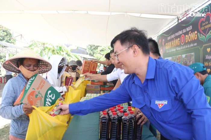 Người dân nhận nhu yếu phẩm tại gian hàng 0 đồng.