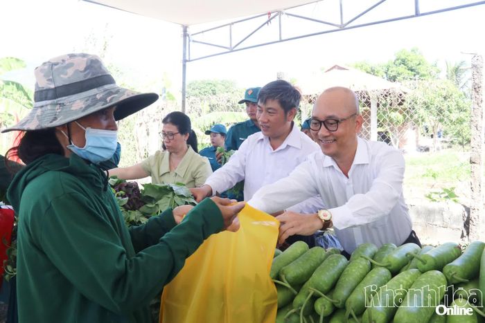 Lãnh đạo phường Ba Ngòi trao quà cho người dân tại gian hàng 0 đồng.