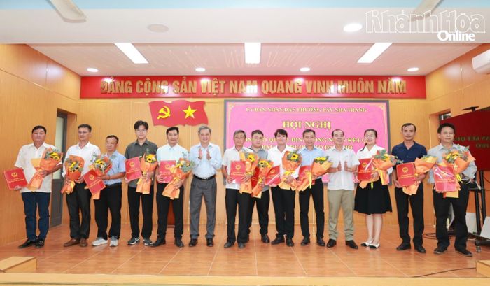 Lãnh đạo phường Tây Nha Trang trao quyết định công nhận tổ trưởng tổ dân phố nhiệm kỳ 2026 - 2031.