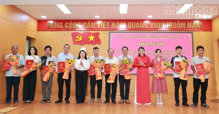 Lãnh đạo phường Tây Nha Trang trao quyết định công nhận tổ trưởng tổ dân phố nhiệm kỳ 2026 - 2031.