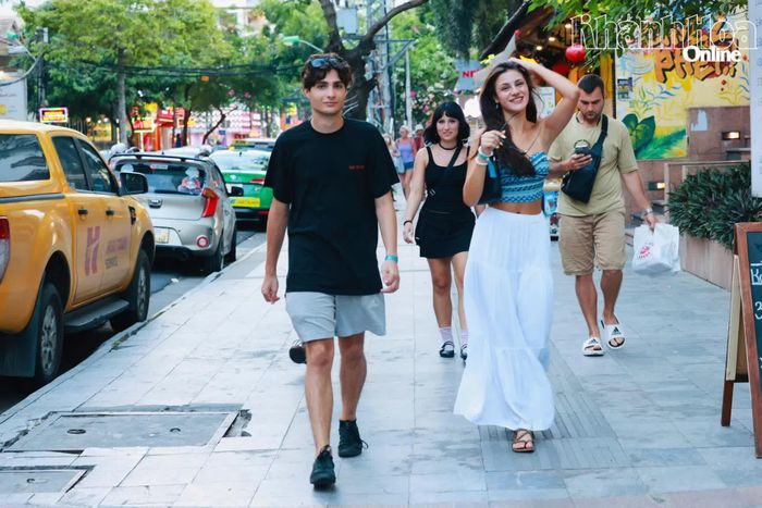 Khách du lịch Nga dạo phố Nha Trang.