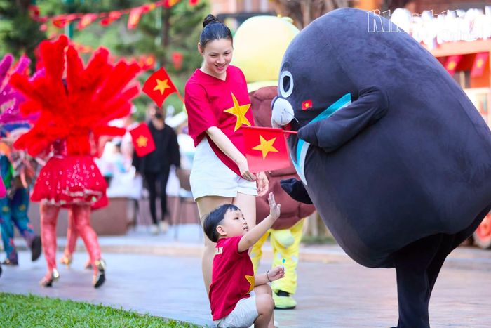 Khách du lịch vui chơi ở VinWonders Nha Trang.