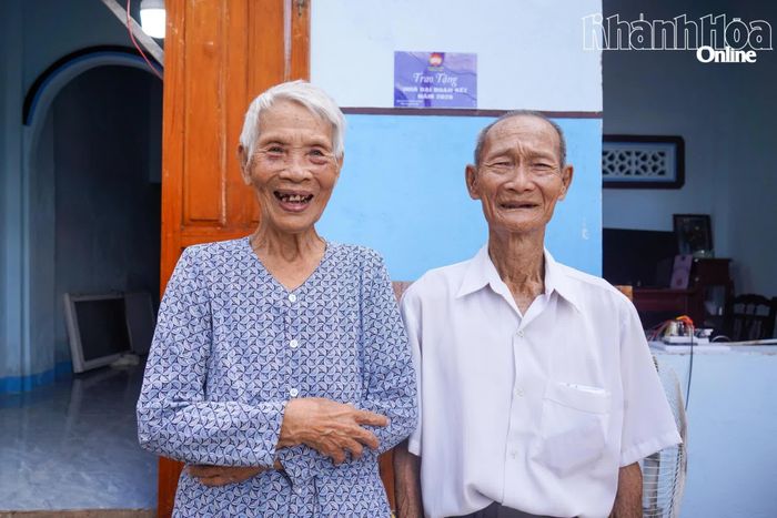Ông Đặng Khít và vợ phấn khởi khi có căn nhà khang trang trên đảo Trí Nguyên.