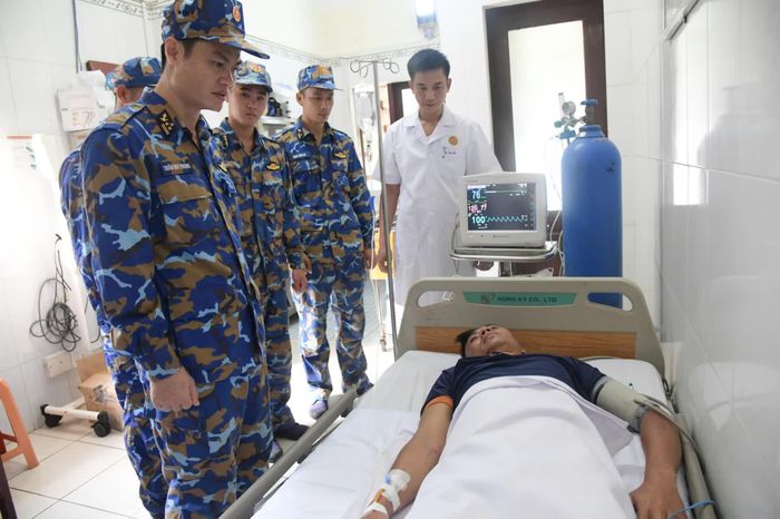 Các y, bác sĩ thăm khám cho ngư dân.