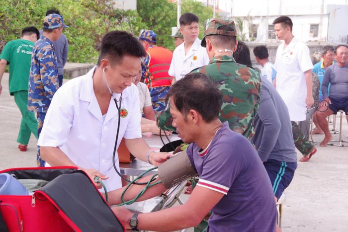 Thăm khám sàng lọc ban đầu tại cầu cảng cho các ngư dân.