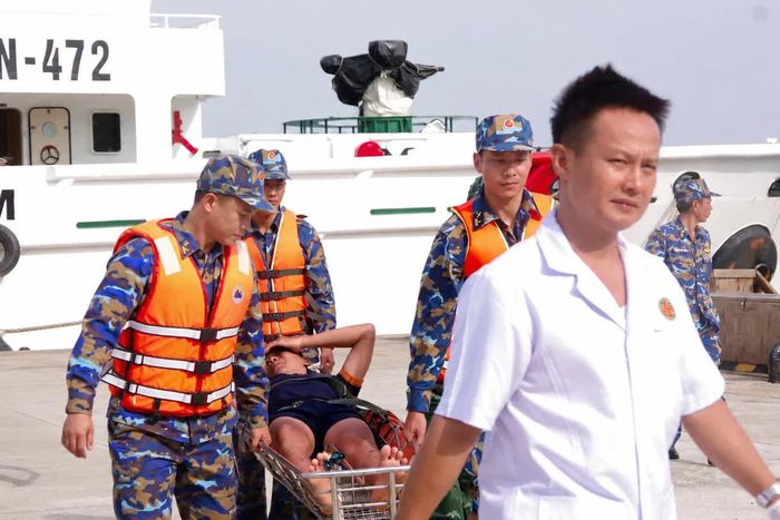 Cán bộ, chiến sĩ tiếp nhận ngư dân từ tàu KN 472.