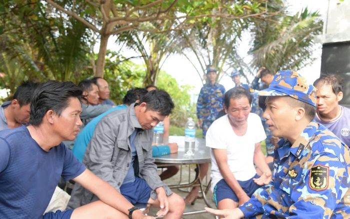 Chỉ huy đảo thăm hỏi, động viên các ngư dân.