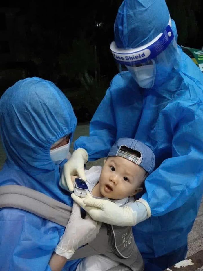 Những "thiên sứ" dịu dàng. “Sau lớp đồ bảo hộ là những đôi tay vẫn dịu dàng chăm sóc người bệnh, dù đó là một em bé còn quá nhỏ để hiểu về những ngày tháng dịch bệnh.”