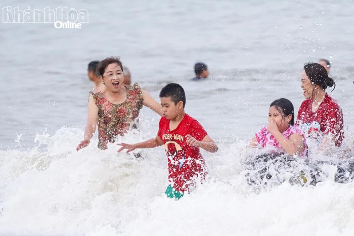 Khoảnh khắc một gia đình nô đùa lúc sóng biển ập vào.