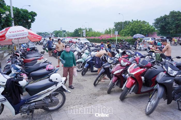 Một số bãi giữ xe cho khách tắm biển kín chỗ.