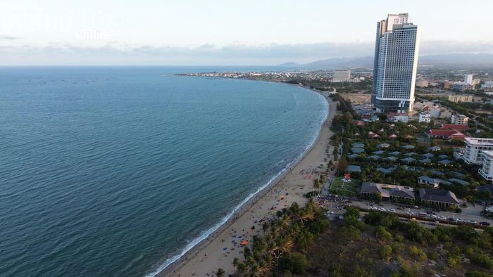 Biển Bình Sơn - Ninh Chử sở hữu bãi cát trắng mịn, làn nước trong xanh và cảnh sắc thiên nhiên thơ mộng.