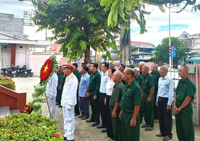 Các cán bộ, hội viên thành kính dâng hương, dâng hoa tưởng niệm các anh hùng liệt sĩ tại Đài tưởng niệm liệt sĩ Diên An.