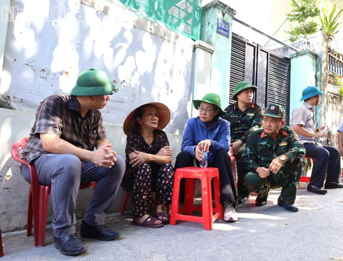 Đoàn khảo sát ghi nhận thông tin từ người dân về hài cốt liệt sĩ tại khu vực hẻm 77 đường Nguyễn Chích.