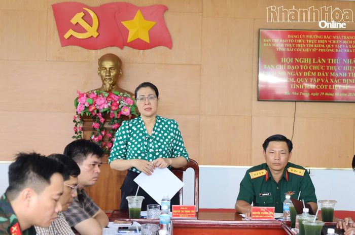 Bà Nguyễn Thị Trung Thu - Bí thư Đảng ủy, Trưởng Ban Chỉ đạo “Chiến dịch 500 ngày đêm đẩy mạnh thực hiện tìm kiếm, quy tập và xác định danh tính hài cốt liệt sĩ” phường Bắc Nha Trang phát biểu tại hội nghị.