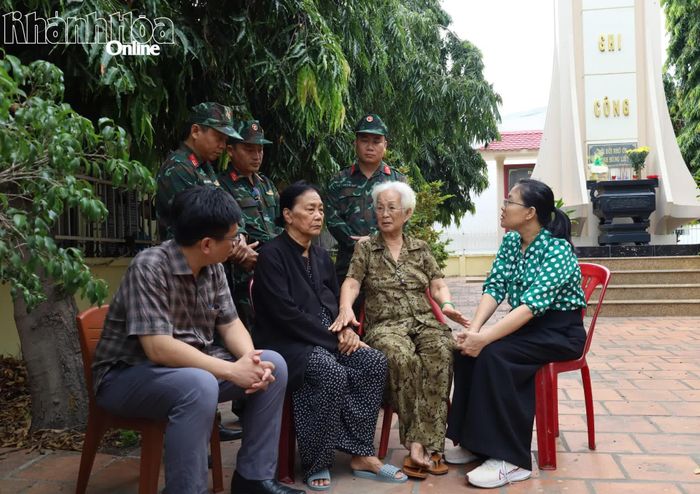 Đoàn khảo sát ghi nhận thông tin của các nhân chứng về hài cốt liệt sĩ tại khu vực Đài tưởng niệm liệt sĩ Vĩnh Phước.