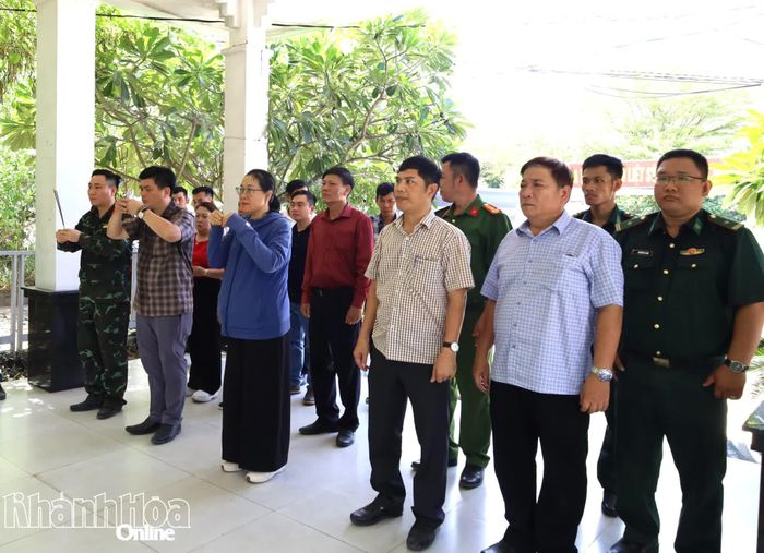 Các thành viên đoàn khảo sát thành kính dâng hương tại Nhà bia tưởng niệm liệt sĩ Mậu Thân - đèo Rù Rì.
