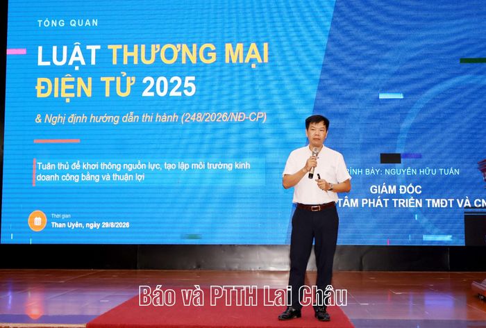 Lãnh đạo Trung tâm phát triển thương mại điện tử và công nghệ số truyền đạt kiến thức về thương mại điện tử tới học viên.