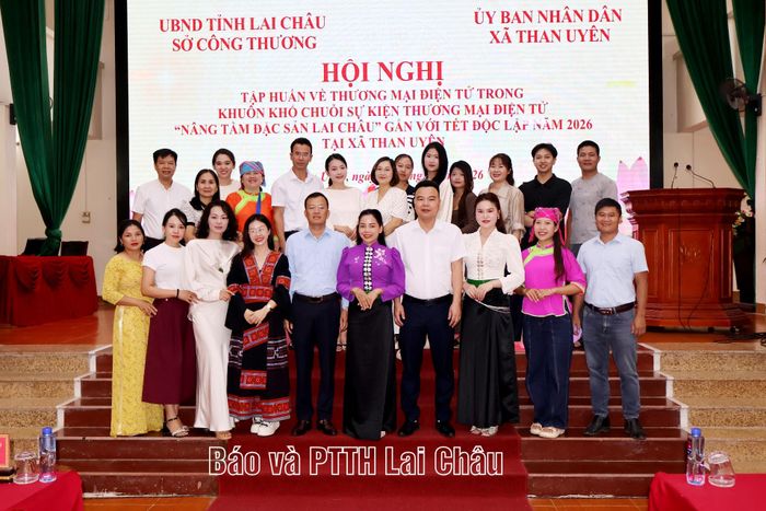 Đại biểu chụp ảnh lưu niệm cùng các học viên.