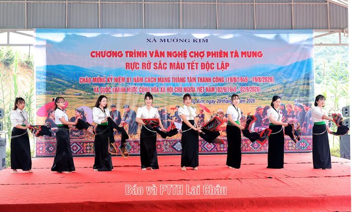 Các tiết mục văn nghệ tại chợ phiên Tà Mung. 