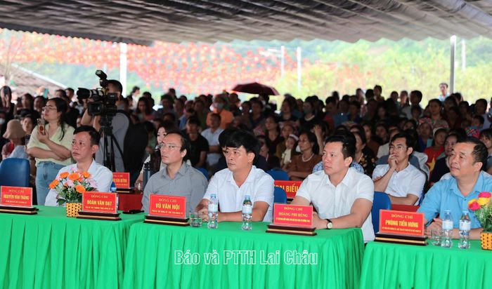 Các đại biểu dự tại chợ phiên Tà Mung. 