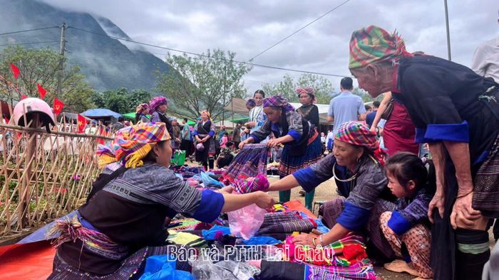 Các hoạt động văn hóa, vui chơi, thể thao tại chợ phiên Tà Mung.