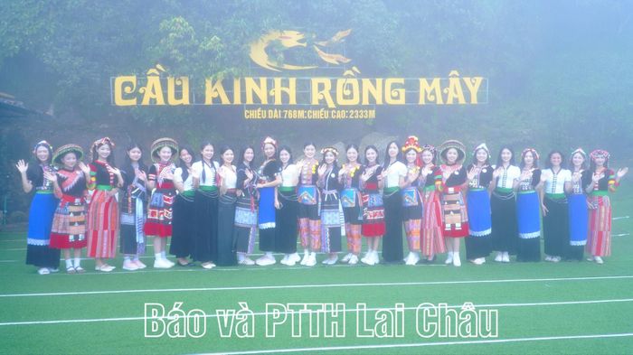 ... chụp ảnh lưu niệm tại Cầu kính Rồng Mây.