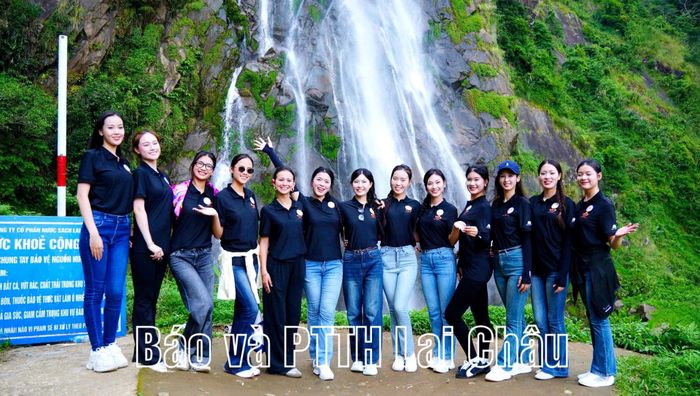 Thí sinh thích thú chụp ảnh tập thể tại thác Tác Tình.