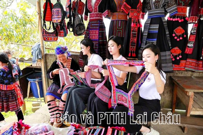 Cùng hào hứng tìm hiểu sự tinh tế của hoa văn, sắc màu thổ cẩm.