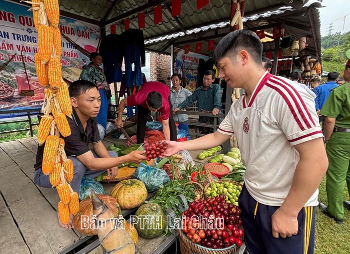 Người dân mua bán nông sản đặc trưng của địa phương tại chợ Thẳm Củng.