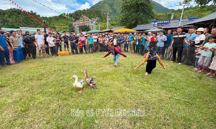 Người dân chơi trò bịt mắt bắt vịt.