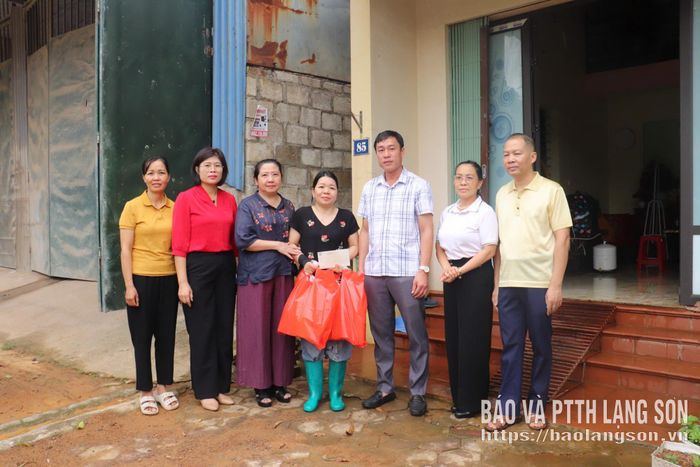 Lãnh đạo UBND phường và đoàn công tác trao quà hỗ trợ cho gia đình bà Đặng Thị Thịnh, khối Hợp Thành