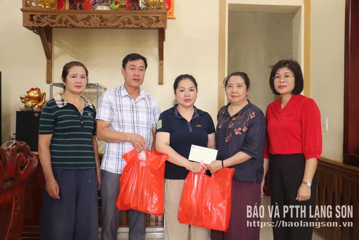 Lãnh đạo UBND phường và đoàn công tác trao quà hỗ trợ cho gia đình bà Nguyễn Thị Hà, khối 9