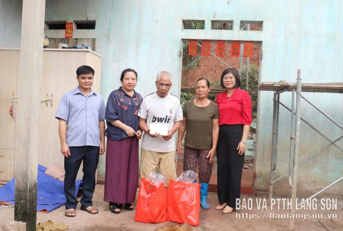 Lãnh đạo UBND phường và đoàn công tác trao quà hỗ trợ cho gia đình ông Lưu Hải Chương, khối Cổ Lương