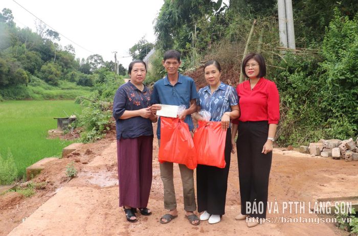 Lãnh đạo UBND phường và đoàn công tác trao quà hỗ trợ cho gia đình ông Phùng Văn Nâu, khối Tam Độ