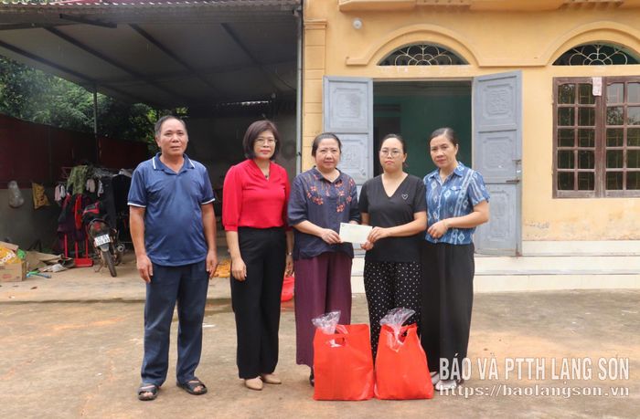 Lãnh đạo UBND phường và đoàn công tác trao quà hỗ trợ cho gia đình bà Chu Thị Nang, khối Pò Lẹng